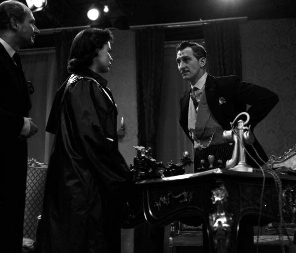 Peter Cushing et Jeannette Stark dans une scène de la pièce télévisée "Moment of Truth" (1955)