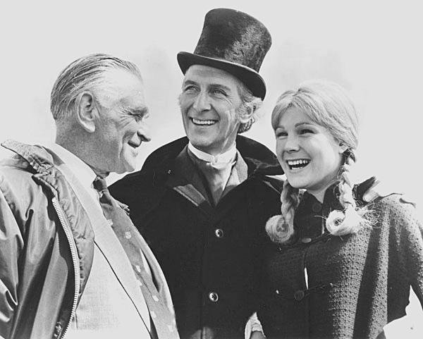 Peter en compagnie du producteur Anthony Nelson Keys et de Susan Denberg sur le tournage de "Frankenstein créa la femme" de Terence Fisher en 1967