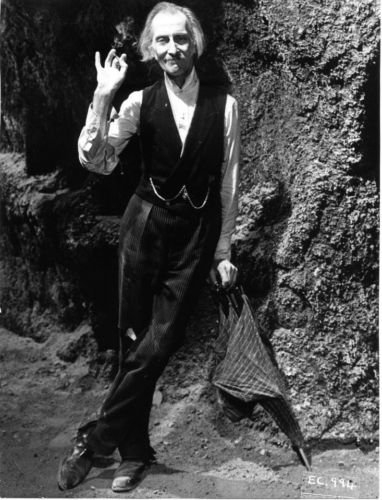 Peter Cushing dans "At the Earth's Core" (photo sur le tournage)