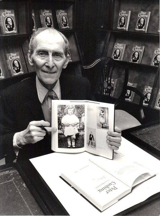 Peter Cushing se désignant, enfant...