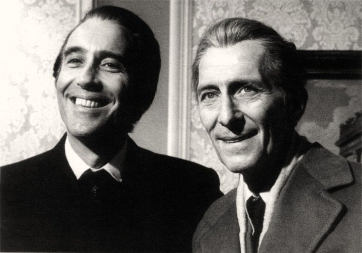 Un souriant Van Helsing, aux côtés d'un tout aussi jovial Dracula, lors du tournage de "The Satanic Rites of Dracula" en 1973