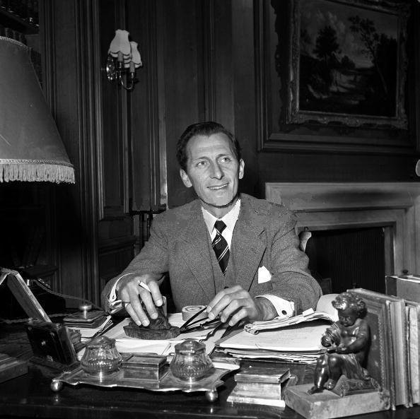 Peter Cushing dans les décors du film "End of the Affair" (1954)
