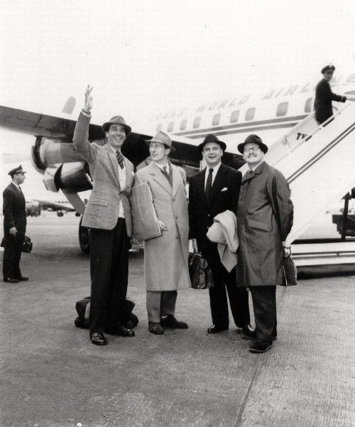 Christopher Lee, Peter Cushing, James Carreras et Anthony Hinds en 1958, venus assister à l'avant-première US du "Cauchemar de Dracula", le plus grand succès artistique de la Hammer (et de Terence Fisher)