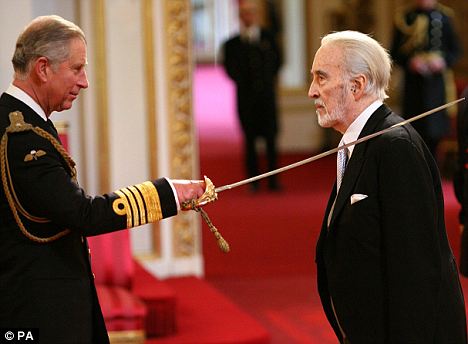 Christopher Lee anobli par le Prince Charles