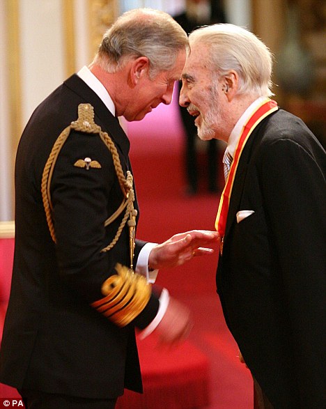 Christopher Lee anobli par le Prince Charles