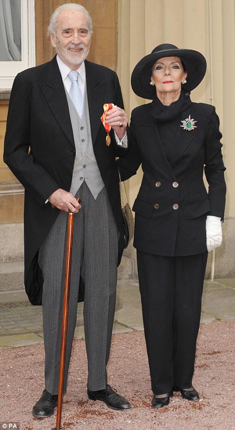 Après la cérémonie, en compagne de son épouse