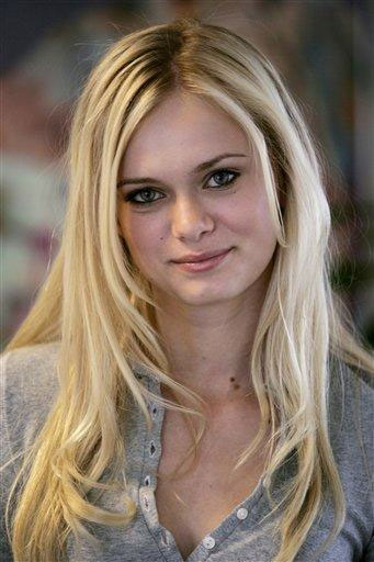 Sara Paxton (notre photo) interprétera la jeune Mari Collingwood dans le remake de "La dernière maison sur la gauche", aux côtés de Garrett Dillahunt, Rhys Coiro, Martha Narcisaac et Riki Lindhome, sous la direction de Dennis Illadis (suite ci-dessous).