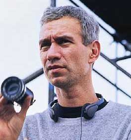 Après la préhistoire avec 10 000, Roland Emmerich va revenir à la SF avec "2012", un scénario de film apocalyptique qu'il a écrit avec Harald Kloser, pour lequel une sortie est déjà envisagée pour l'été 2009.