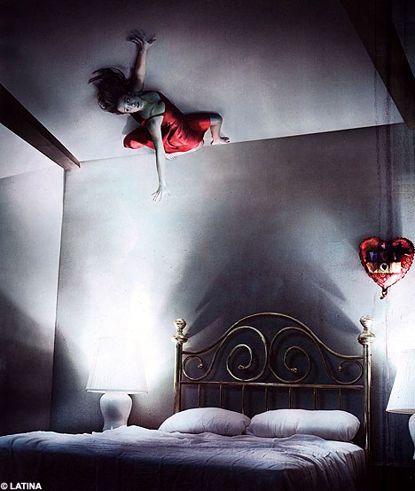 Jessica Alba dans "L'Exorciste"