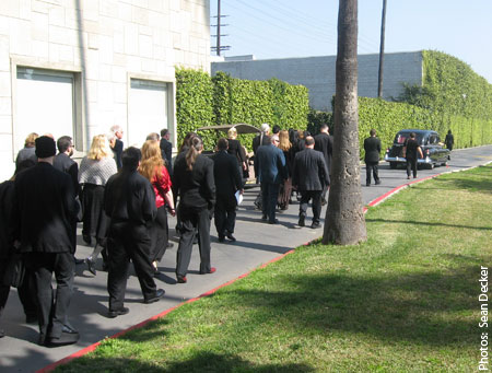 Samedi dernier, à Los Angeles, s'est déroulé en matinée l'enterrement de Maila Nurmi, alias "Vampira" (voir EF n°284, page 11), au Hollywood Forever Cemetery. Une cérémonie rendue possible par les généreuses donations faites par des fans d'horreur.