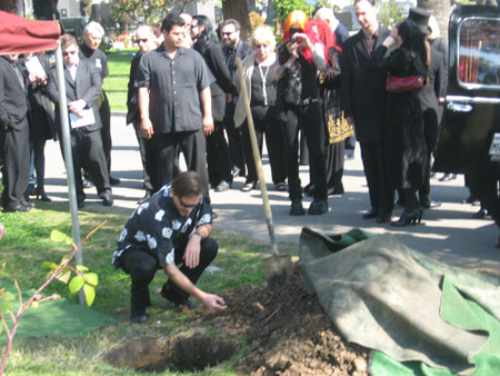 Les cendres de Maila Nurmi furent transportés dans une Cadillac de 1951, la même que l'on peut voir dans "Ed Wood" de Tim Burton, qui emmenait la bande d'Ed Wood assister à la première de "Bride of the Monster". Une cérémonie sobre et émouvante.