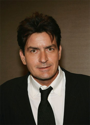 CHARLIE SHEEN (notre photo) sur les traces de l'assassin de son fils, auquel il réservera un sort aussi effroyable que celui subi par les victimes de "Saw" ! (suite ci-dessous)