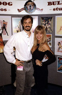 Le dessinateur de BD  et illustrateur Dave Stevens et l'un de ses modèles en 1995....