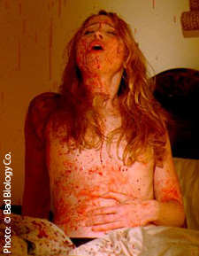 "Bad Biology" (notre photo) le premier film depuis 15 ans de Frank Henenlotter aura sa première mondiale le 4 avril au Festival du Film de Philadelphie, le cinéaste recevant à cette occasion le Phantasmagoria Award (suite ci-dessous).