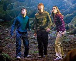 La Warner Bros va scinder le dernier livre de la série "Harry Potter" en un  film en deux parties, projetées en salles à six mois d'intervalle ! (suite ci-dessous)