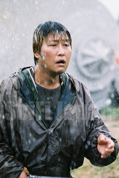 L'acteur coréen Kang-ho Song ("The Host") jouera les vampires sous la direction de Park Chan-wook pour "Thirst", où il campe un prêtre qui, ayant accepté de jouer les cobayes pour une expérience médicale, devient un mort-vivant !