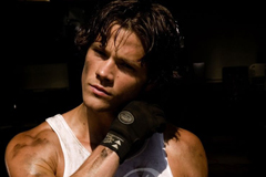 Jared Padalecki en vedette dans le remake de "Vendredi 13" (voir ci-dessous)