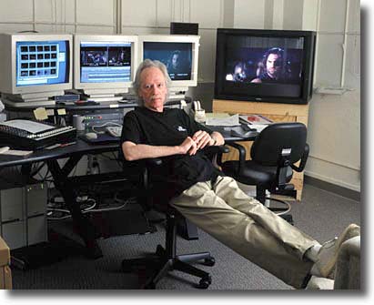 John Carpenter n'est plus du tout sûr de réaliser "L.A. Gothic". "Les producteurs n"ont signé aucun accord avec moi", dit-il. "Et il y a d'autres projets qui m'intéressent tout autant" (voir ci-dessous).