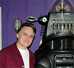 William Malone ("House on Haunted Hill")(notre photo, en compagnie de Robby le robot) apporte les dernières touches à son dernier film d'horreur, "Parasomnia" (suite ci-dessous)
