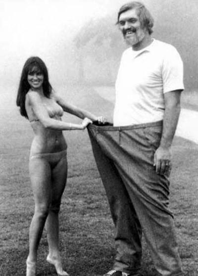 Caroline Munro et Richard Kiel sur le tournage de "L'espion qui m'aimait"