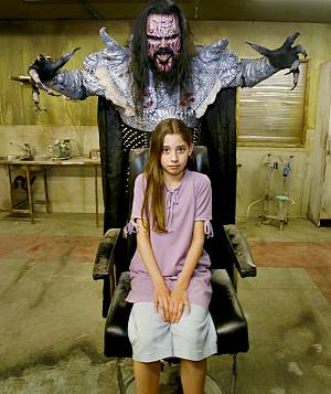 Sam Raimi et son associé Robert Tapert viennent de créer une société d'édition de DVD, Ghost House Underground, qui sortira une vingtaine de titres horrifiques inédits chaque année, le tout premier pouvant être "Dark Floors".