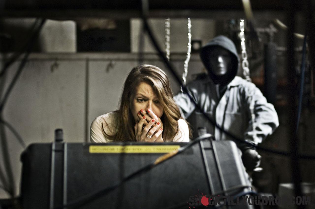 Dans  la comédie d'horreur "Killer Movie" de Jeff Fisher ("The Simple Life"), avec Paul Wesley, Kaley Cuoco, Gloria Votsis, Al Santo et jason London, une production de reality-show est hantée par un tueur masqué