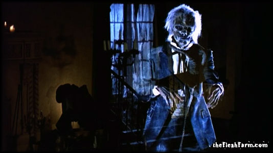 Dans "Hell Night", quatre étudiants sont obligés de passer une nuit dans une vieille maison où ils sont tués un par un par les monstrueux membres survivants d'une famille massacrée voici des années.