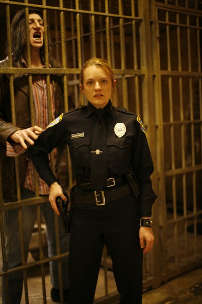 Inaugurant la série "Fear Itself", The Eater" de Stuart Gordon suit une femme policier devant passer sa première nuit de garde à surveiller un serial-killer (suite ci-dessous).
