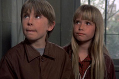 Ike Eisenmann et Kim Richards, les petites stars de "La Montagne ensorcelée" (1975) et de sa suite ont rejoint le casting du remake, "Race to Witch Mountain" (suite ci-dessous)