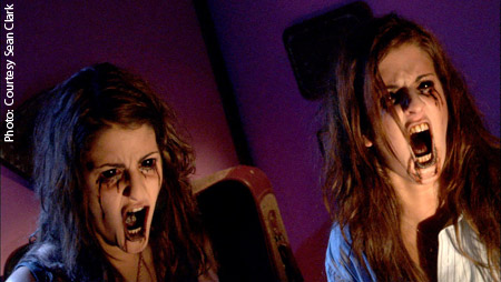 Les soeurs diaboliques de "Planète Terreur" à nouveau réunies dans "The Black Waters of Echo's Pond" (suite ci-dessous)