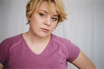 Production germanique, "Kaifeck Murder" est un thriller de mystère d'Esther Gronenborn (notre photo) avec Alexandra Maria Lara ("Control" et Benno Guermann (" Racer") (suite ci-dessous)