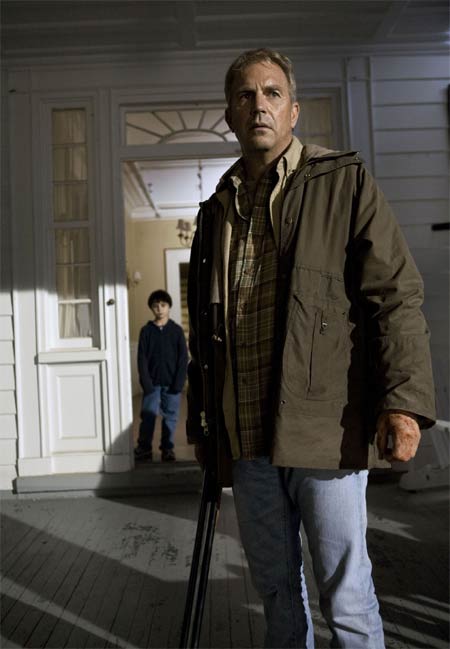 Kevin Costner et ses deux enfants victimes d'une malédiction dans "The New Daughter" (suite ci-dessous)