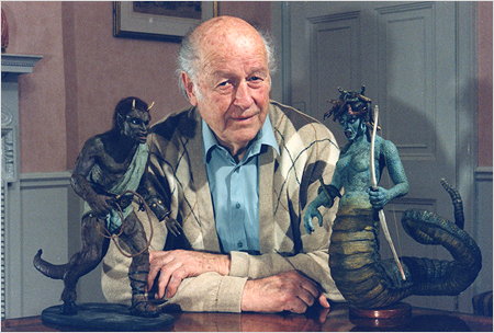 Ray Harryhausen entouré de ses créatures (voir vidéo ci-dessous)