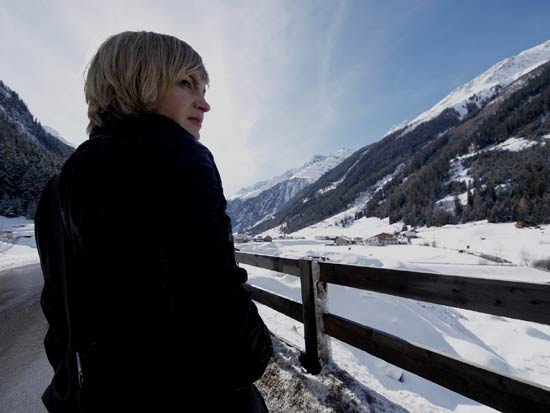 Dans cette suite, la jeune Nina est, avec son amie Mona, la seule survivante des attaques du serial-killer, déterminée à oublier les tragiques événements (suite ci-dessous)