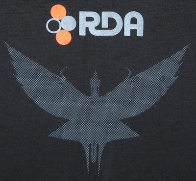 ... les T-Shirts du film semblent indiquer une créature du film, lequel sortira le 18 décembre 2009. Plus qu'un an et demie à patienter, donc !!