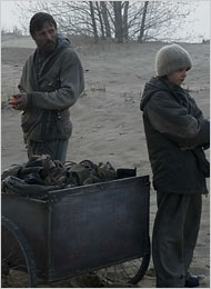 V. Mortensen et K. Smit-McPhe dans cette adaptation d'un roman ayant eu le Prix Pulitzer. Dans cette terre dévastée, le paysage est recouvert de cendres, le ciel est gris, les rivières noires et la couleur appartient aux souvenirs...
