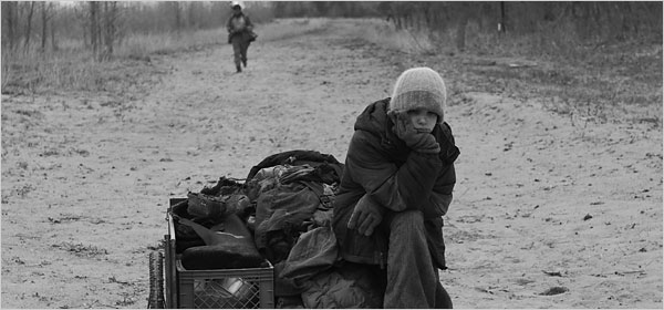 Kodi Smit-McPhee incarne le fils de Viggo Mortensen dans "The Road",thriller de SF actuellement en tournage en Pennsylvanie, un récit de survie postapocalyptique, où un homme essaie de mettre à l'abri son jeune garçon...