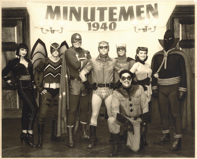 Dans le "Watchmen" que tourne Zack Snyder, le groupe des Minutemen, association de super-héros ayant précédé les Watchmen dans le comics d'Alan Moore, fera une apparition sous forme de photo (ci-dessus).