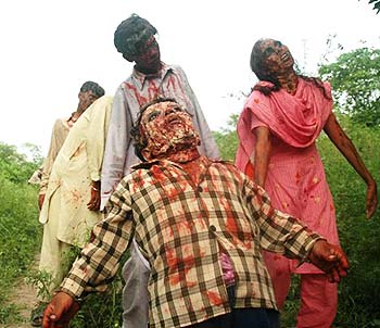 Premier slasher du Pakistan, dans la tradition de "Vendredi 13" et du "Massacre à la tronçonneuse", "Hell' s Ground" est un terrifiant gore-picture, récompensé dans de nombreux festivals (suite ci-dessous)
