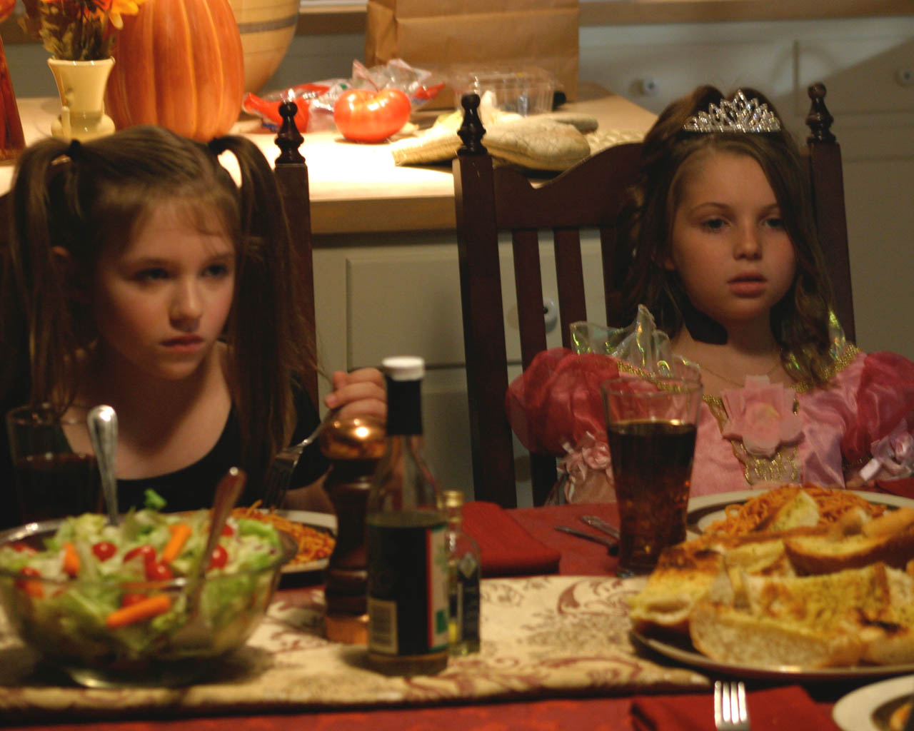 ... massacre de sa mère, Rachel et son père vont connaître une nouvelle vie en déménageant et s'installant ailleurs. Après s'être liée d'amitié avec sa camarade Michelle Lowe,Rachel réalise soudain que sa nouvelle...