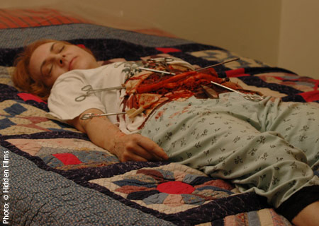 Signé Derek Purtell, d'après un script cosigné avec sa femme Erika, et inspiré d'une histoire de la scream queen Lynn Lowry, "Schism" est un nouveau psychothriller gore (suite ci-dessous)