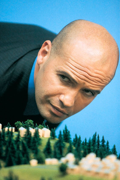 Le réalisateur Stuart Cooper va diriger un thriller américano-russe, "Magic Man", qui se focalise sur un magicien pouvant bien être également un serial-killer. Le film aura pour vedettes Billy Zane (notre photo)...