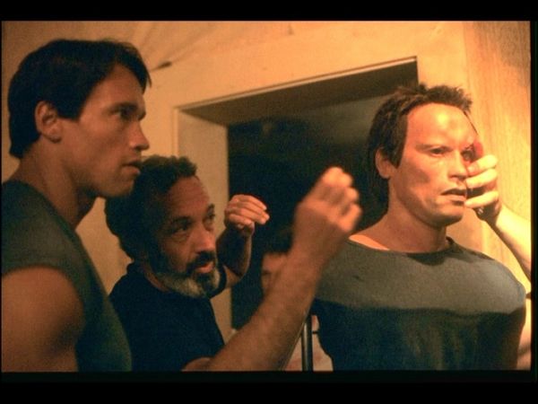 avec Arnold Schwarzenegger, dont il crèe un "double"...