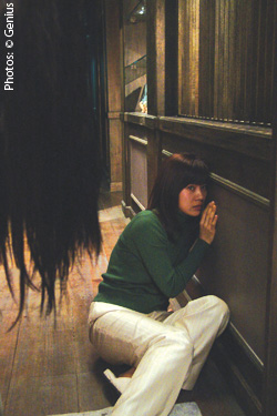 Lorsque sa soeur lui donne une nouvelle perruque à  porter, la jeune femme commence à avoir un comportement étrange, sa personnalité change et les gens de son entourage commencent à mourir...