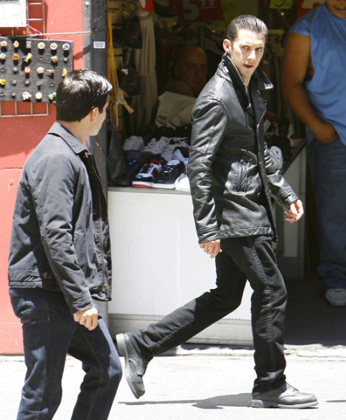 En tournage depuis deux mois, la saison 3 de "Heroes" s'annonce assez surprenante. On y voit, entre autres, le retour de Peter Petrelli dans un look très différent,proche du Neo de "Matrix"....