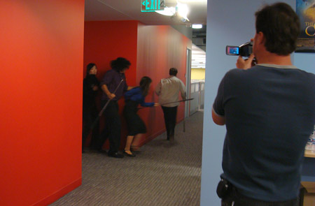 ... qui l'emploie d'une invasion de morts-vivants... dont il est en partie responsable !  La compagnie a en effet effectué des recherches pour trouver un moyen de rendre heureux les gens malheureux....