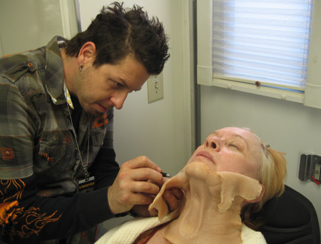 le maquilleur à l'oeuvre