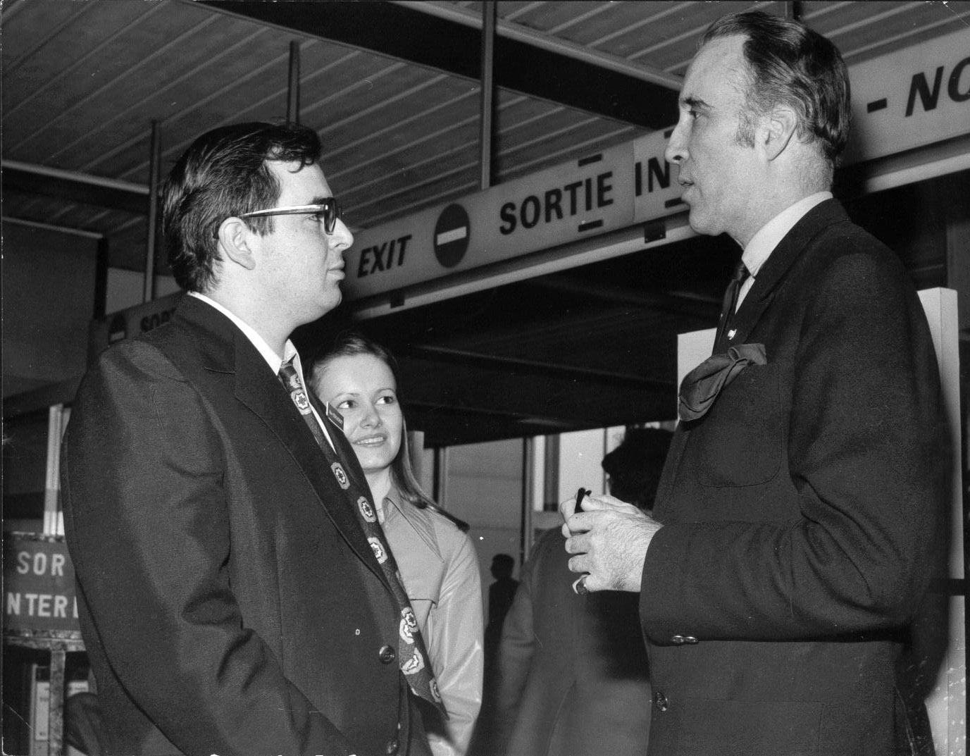 Mi-juillet, des anecdotes sur le Festival du Film Fantastique et de SF de Paris par Alain Schlockoff (sur notre photo, avec Christopher  Lee) dans le Ier livre français sur la Hammer Films: "Dans les griffes de la Hammer", de Nicolas Stanzyk.