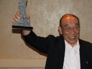 Le comédien incarnant GODZILLA a été récompensé ! (suite ci-dessous)