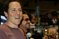 Après une impasse qui aura duré deux bons mois, Jon Favreau et le studio Marvel ont finalement signé un accord pour que le premier dirige la séquelle de "Iron Man", qui sera distribuée en 2010. Le scénario reste cependant à écrire...